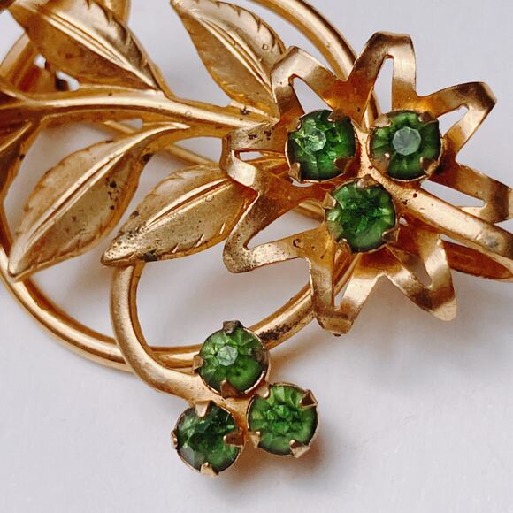 Mid Century Gold Tone Green Rhinestone Floral Brooch Prong Set 1950s Openwork - Picture 3 of 8